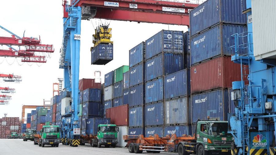 Pekerja melakukan pendataan bongkar muat kontainer peti kemas di Terminal 3 Tanjung Priok, Jakarta, Senin (22/11/2021). Pemulihan ekonomi global dari pandemi Covid - 19 dinilai lebih cepat dari yang diekspektasi banyak pihak. Sehingga produksi dan perdagangan melonjak signifikan yang membuat ketidakseimbangan pasar, yang berimbas pada kekurangan bahan baku dan kelangkaan kontainer.. (CNBC Indonesia/ Muhammad Tri Susilo)