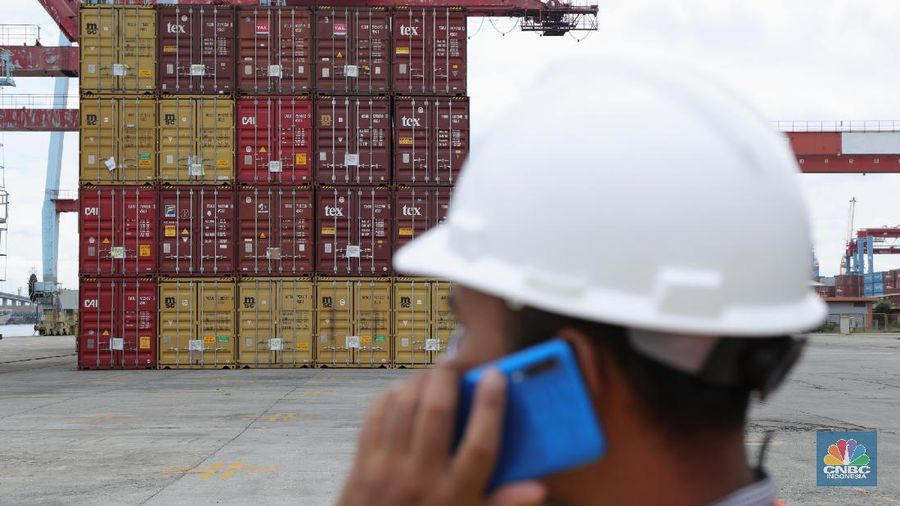 Pekerja melakukan pendataan bongkar muat kontainer peti kemas di Terminal 3 Tanjung Priok, Jakarta, Senin (22/11/2021). Pemulihan ekonomi global dari pandemi Covid - 19 dinilai lebih cepat dari yang diekspektasi banyak pihak. Sehingga produksi dan perdagangan melonjak signifikan yang membuat ketidakseimbangan pasar, yang berimbas pada kekurangan bahan baku dan kelangkaan kontainer.. (CNBC Indonesia/ Muhammad Tri Susilo)