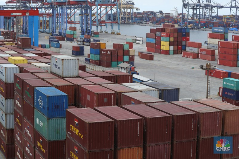 Pekerja melakukan pendataan bongkar muat kontainer peti kemas di Terminal 3 Tanjung Priok, Jakarta, Senin (22/11/2021). Pemulihan ekonomi global dari pandemi Covid - 19 dinilai lebih cepat dari yang diekspektasi banyak pihak. Sehingga produksi dan perdagangan melonjak signifikan yang membuat ketidakseimbangan pasar, yang berimbas pada kekurangan bahan baku dan kelangkaan kontainer.. (CNBC Indonesia/ Muhammad Tri Susilo)