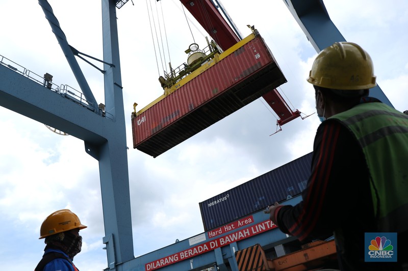 Pekerja melakukan pendataan bongkar muat kontainer peti kemas di Terminal 3 Tanjung Priok, Jakarta, Senin (22/11/2021). Pemulihan ekonomi global dari pandemi Covid - 19 dinilai lebih cepat dari yang diekspektasi banyak pihak. Sehingga produksi dan perdagangan melonjak signifikan yang membuat ketidakseimbangan pasar, yang berimbas pada kekurangan bahan baku dan kelangkaan kontainer.. (CNBC Indonesia/ Muhammad Tri Susilo)