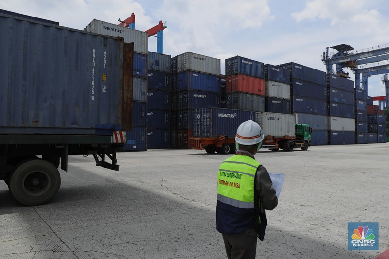 Pekerja melakukan pendataan bongkar muat kontainer peti kemas di Terminal 3 Tanjung Priok, Jakarta, Senin (22/11/2021). Pemulihan ekonomi global dari pandemi Covid - 19 dinilai lebih cepat dari yang diekspektasi banyak pihak. Sehingga produksi dan perdagangan melonjak signifikan yang membuat ketidakseimbangan pasar, yang berimbas pada kekurangan bahan baku dan kelangkaan kontainer.. (CNBC Indonesia/ Muhammad Tri Susilo)