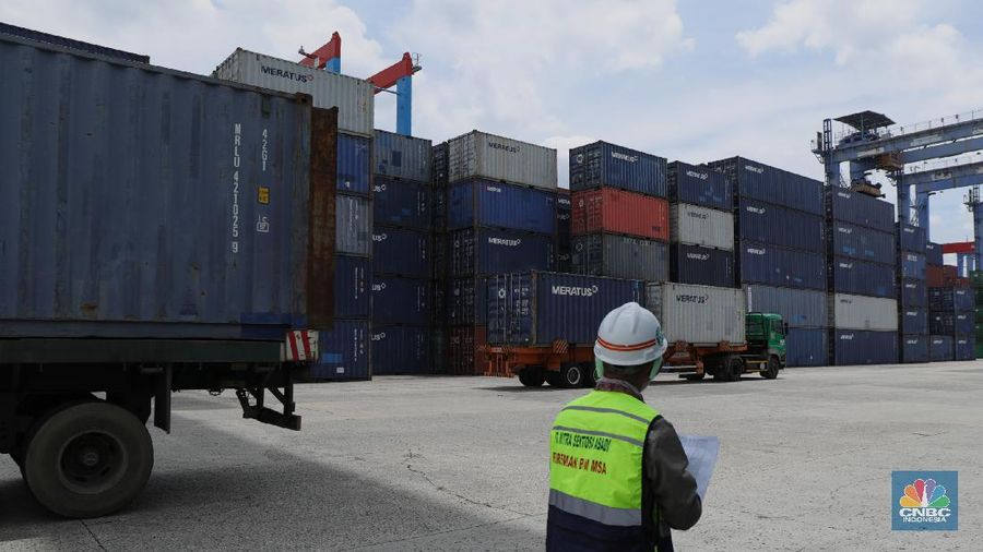 Pekerja melakukan pendataan bongkar muat kontainer peti kemas di Terminal 3 Tanjung Priok, Jakarta, Senin (22/11/2021). Pemulihan ekonomi global dari pandemi Covid - 19 dinilai lebih cepat dari yang diekspektasi banyak pihak. Sehingga produksi dan perdagangan melonjak signifikan yang membuat ketidakseimbangan pasar, yang berimbas pada kekurangan bahan baku dan kelangkaan kontainer.. (CNBC Indonesia/ Muhammad Tri Susilo)