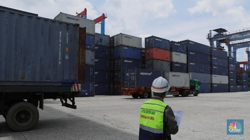 Pekerja melakukan pendataan bongkar muat kontainer peti kemas di Terminal 3 Tanjung Priok, Jakarta, Senin (22/11/2021). Pemulihan ekonomi global dari pandemi Covid - 19 dinilai lebih cepat dari yang diekspektasi banyak pihak. Sehingga produksi dan perdagangan melonjak signifikan yang membuat ketidakseimbangan pasar, yang berimbas pada kekurangan bahan baku dan kelangkaan kontainer.. (CNBC Indonesia/ Muhammad Tri Susilo)