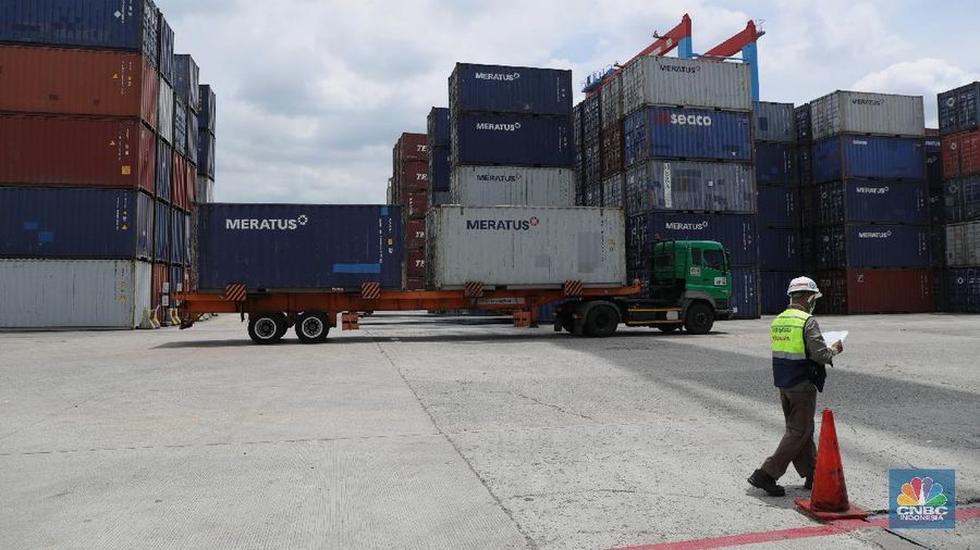 Pekerja melakukan pendataan bongkar muat kontainer peti kemas di Terminal 3 Tanjung Priok, Jakarta, Senin (22/11/2021). Pemulihan ekonomi global dari pandemi Covid - 19 dinilai lebih cepat dari yang diekspektasi banyak pihak. Sehingga produksi dan perdagangan melonjak signifikan yang membuat ketidakseimbangan pasar, yang berimbas pada kekurangan bahan baku dan kelangkaan kontainer.. (CNBC Indonesia/ Muhammad Tri Susilo)