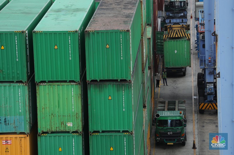 Pekerja melakukan pendataan bongkar muat kontainer peti kemas di Terminal 3 Tanjung Priok, Jakarta, Senin (22/11/2021). Pemulihan ekonomi global dari pandemi Covid - 19 dinilai lebih cepat dari yang diekspektasi banyak pihak. Sehingga produksi dan perdagangan melonjak signifikan yang membuat ketidakseimbangan pasar, yang berimbas pada kekurangan bahan baku dan kelangkaan kontainer.. (CNBC Indonesia/ Muhammad Tri Susilo)