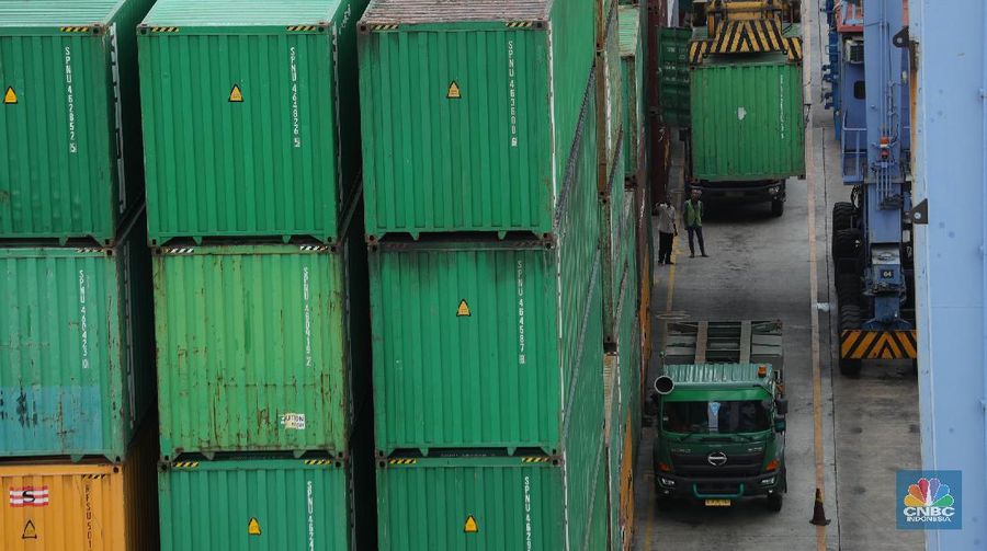 Pekerja melakukan pendataan bongkar muat kontainer peti kemas di Terminal 3 Tanjung Priok, Jakarta, Senin (22/11/2021). Pemulihan ekonomi global dari pandemi Covid - 19 dinilai lebih cepat dari yang diekspektasi banyak pihak. Sehingga produksi dan perdagangan melonjak signifikan yang membuat ketidakseimbangan pasar, yang berimbas pada kekurangan bahan baku dan kelangkaan kontainer.. (CNBC Indonesia/ Muhammad Tri Susilo)