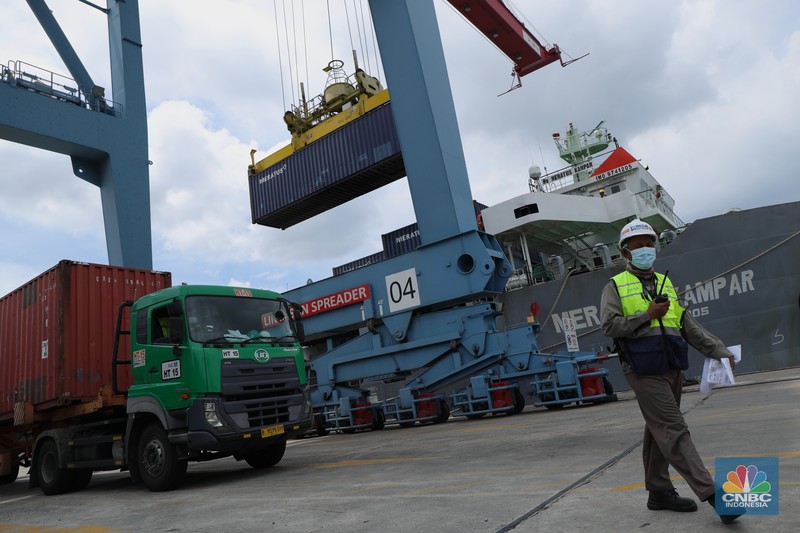 Pekerja melakukan pendataan bongkar muat kontainer peti kemas di Terminal 3 Tanjung Priok, Jakarta, Senin (22/11/2021). Pemulihan ekonomi global dari pandemi Covid - 19 dinilai lebih cepat dari yang diekspektasi banyak pihak. Sehingga produksi dan perdagangan melonjak signifikan yang membuat ketidakseimbangan pasar, yang berimbas pada kekurangan bahan baku dan kelangkaan kontainer.. (CNBC Indonesia/ Muhammad Tri Susilo)