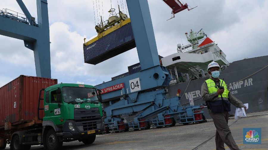 Pekerja melakukan pendataan bongkar muat kontainer peti kemas di Terminal 3 Tanjung Priok, Jakarta, Senin (22/11/2021). Pemulihan ekonomi global dari pandemi Covid - 19 dinilai lebih cepat dari yang diekspektasi banyak pihak. Sehingga produksi dan perdagangan melonjak signifikan yang membuat ketidakseimbangan pasar, yang berimbas pada kekurangan bahan baku dan kelangkaan kontainer.. (CNBC Indonesia/ Muhammad Tri Susilo)