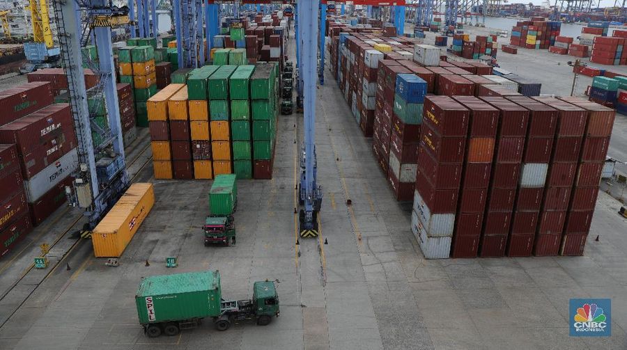 Pekerja melakukan pendataan bongkar muat kontainer peti kemas di Terminal 3 Tanjung Priok, Jakarta, Senin (22/11/2021). Pemulihan ekonomi global dari pandemi Covid - 19 dinilai lebih cepat dari yang diekspektasi banyak pihak. Sehingga produksi dan perdagangan melonjak signifikan yang membuat ketidakseimbangan pasar, yang berimbas pada kekurangan bahan baku dan kelangkaan kontainer.. (վ/ Muhammad Tri Susilo)