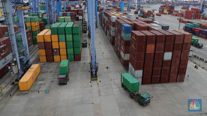 Aktivitas Bongkar Muat Kontainer di Pelabuhan Tanjung Priok, Senin (22/11/2021). Pekerja melakukan pendataan bongkar muat kontainer peti kemas di Terminal 3 Tanjung Priok, Jakarta, Senin (22/11/2021). Pemulihan ekonomi global dari pandemi Covid - 19 dinilai lebih cepat dari yang diekspektasi banyak pihak. Sehingga produksi dan perdagangan melonjak signifikan yang membuat ketidakseimbangan pasar, yang berimbas pada kekurangan bahan baku dan kelangkaan kontainer.. (CNBC Indonesia/ Muhammad Tri Susilo)