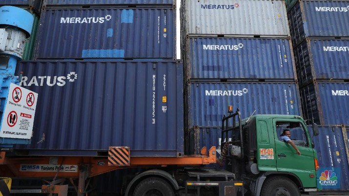 Aktivitas Bongkar Muat Kontainer di Pelabuhan Tanjung Priok, Senin (22/11/2021). Pekerja melakukan pendataan bongkar muat kontainer peti kemas di Terminal 3 Tanjung Priok, Jakarta, Senin (22/11/2021). Pemulihan ekonomi global dari pandemi Covid - 19 dinilai lebih cepat dari yang diekspektasi banyak pihak. Sehingga produksi dan perdagangan melonjak signifikan yang membuat ketidakseimbangan pasar, yang berimbas pada kekurangan bahan baku dan kelangkaan kontainer.. (CNBC Indonesia/ Muhammad Tri Susilo)