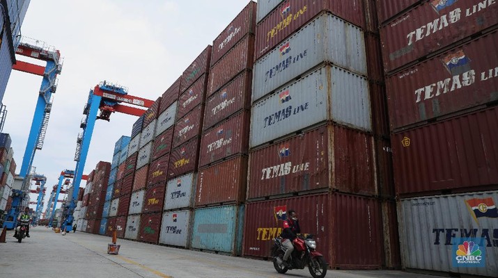 Aktivitas Bongkar Muat Kontainer di Pelabuhan Tanjung Priok, Senin (22/11/2021). Pekerja melakukan pendataan bongkar muat kontainer peti kemas di Terminal 3 Tanjung Priok, Jakarta, Senin (22/11/2021). Pemulihan ekonomi global dari pandemi Covid - 19 dinilai lebih cepat dari yang diekspektasi banyak pihak. Sehingga produksi dan perdagangan melonjak signifikan yang membuat ketidakseimbangan pasar, yang berimbas pada kekurangan bahan baku dan kelangkaan kontainer.. (CNBC Indonesia/ Muhammad Tri Susilo)