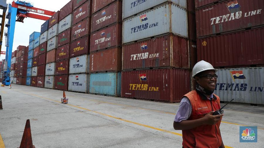 Aktivitas Bongkar Muat Kontainer di Pelabuhan Tanjung Priok, Senin (22/11/2021).