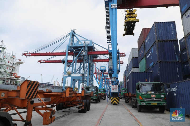Pekerja melakukan pendataan bongkar muat kontainer peti kemas di Terminal 3 Tanjung Priok, Jakarta, Senin (22/11/2021). Pemulihan ekonomi global dari pandemi Covid - 19 dinilai lebih cepat dari yang diekspektasi banyak pihak. Sehingga produksi dan perdagangan melonjak signifikan yang membuat ketidakseimbangan pasar, yang berimbas pada kekurangan bahan baku dan kelangkaan kontainer.. (CNBC Indonesia/ Muhammad Tri Susilo)