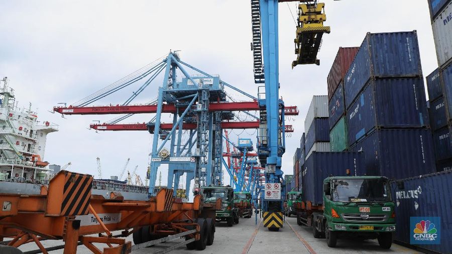 Aktivitas Bongkar Muat Kontainer di Pelabuhan Tanjung Priok, Senin (22/11/2021).