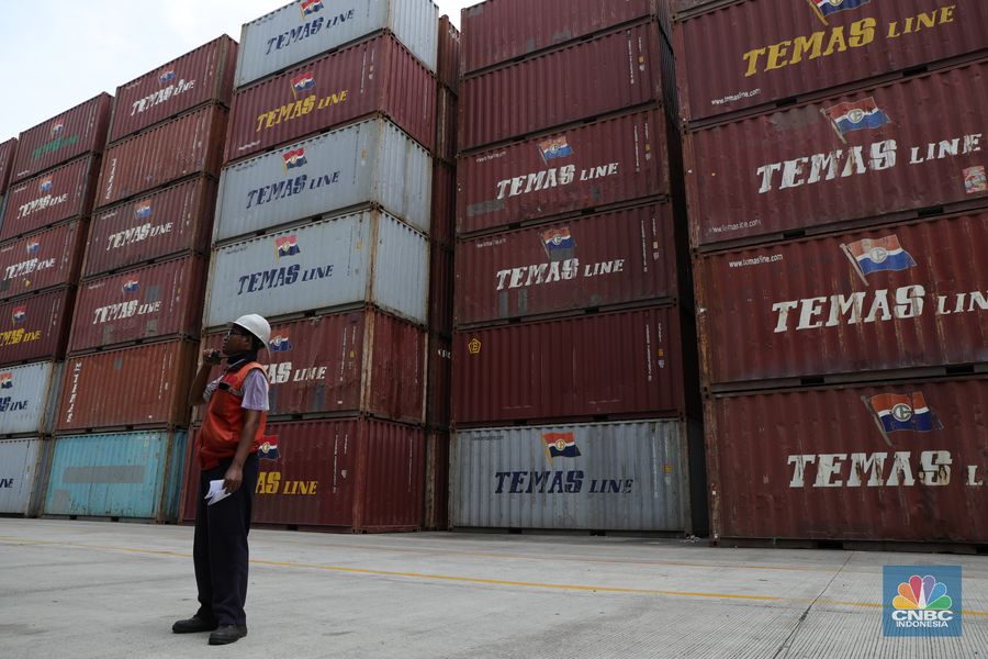 Aktivitas Bongkar Muat Kontainer di Pelabuhan Tanjung Priok, Senin (22/11/2021).