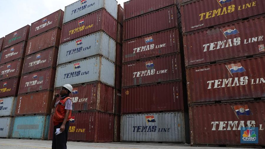 Pekerja melakukan pendataan bongkar muat kontainer peti kemas di Terminal 3 Tanjung Priok, Jakarta, Senin (22/11/2021). Pemulihan ekonomi global dari pandemi Covid - 19 dinilai lebih cepat dari yang diekspektasi banyak pihak. Sehingga produksi dan perdagangan melonjak signifikan yang membuat ketidakseimbangan pasar, yang berimbas pada kekurangan bahan baku dan kelangkaan kontainer.. (CNBC Indonesia/ Muhammad Tri Susilo)