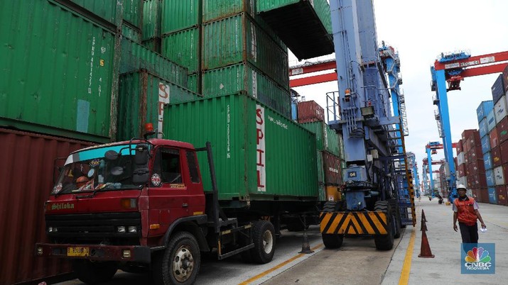 Aktivitas Bongkar Muat Kontainer di Pelabuhan Tanjung Priok, Senin (22/11/2021). Pekerja melakukan pendataan bongkar muat kontainer peti kemas di Terminal 3 Tanjung Priok, Jakarta, Senin (22/11/2021). Pemulihan ekonomi global dari pandemi Covid - 19 dinilai lebih cepat dari yang diekspektasi banyak pihak. Sehingga produksi dan perdagangan melonjak signifikan yang membuat ketidakseimbangan pasar, yang berimbas pada kekurangan bahan baku dan kelangkaan kontainer.. (CNBC Indonesia/ Muhammad Tri Susilo)