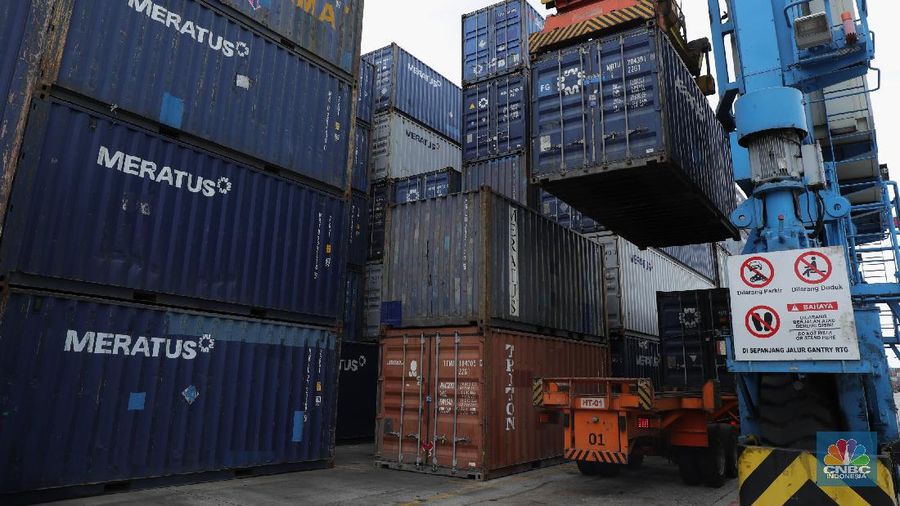Pekerja melakukan pendataan bongkar muat kontainer peti kemas di Terminal 3 Tanjung Priok, Jakarta, Senin (22/11/2021). Pemulihan ekonomi global dari pandemi Covid - 19 dinilai lebih cepat dari yang diekspektasi banyak pihak. Sehingga produksi dan perdagangan melonjak signifikan yang membuat ketidakseimbangan pasar, yang berimbas pada kekurangan bahan baku dan kelangkaan kontainer.. (²©²ÊÍøÕ¾/ Muhammad Tri Susilo)