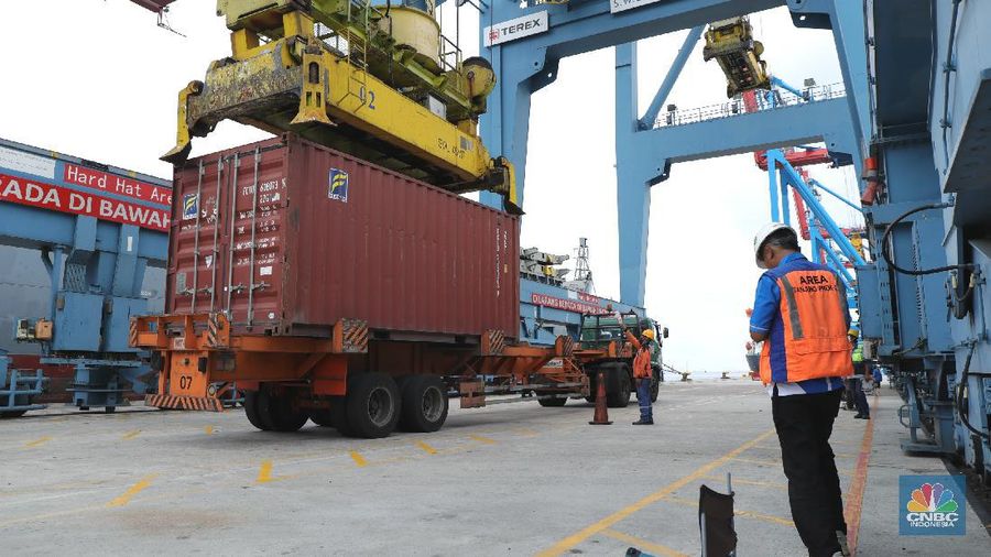 Pekerja melakukan pendataan bongkar muat kontainer peti kemas di Terminal 3 Tanjung Priok, Jakarta, Senin (22/11/2021). Pemulihan ekonomi global dari pandemi Covid - 19 dinilai lebih cepat dari yang diekspektasi banyak pihak. Sehingga produksi dan perdagangan melonjak signifikan yang membuat ketidakseimbangan pasar, yang berimbas pada kekurangan bahan baku dan kelangkaan kontainer.. (CNBC Indonesia/ Muhammad Tri Susilo)