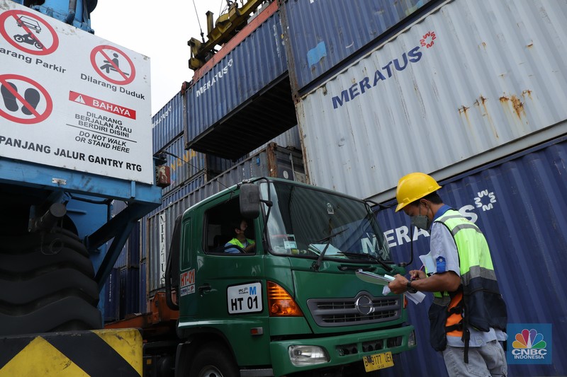 Pekerja melakukan pendataan bongkar muat kontainer peti kemas di Terminal 3 Tanjung Priok, Jakarta, Senin (22/11/2021). Pemulihan ekonomi global dari pandemi Covid - 19 dinilai lebih cepat dari yang diekspektasi banyak pihak. Sehingga produksi dan perdagangan melonjak signifikan yang membuat ketidakseimbangan pasar, yang berimbas pada kekurangan bahan baku dan kelangkaan kontainer.. (CNBC Indonesia/ Muhammad Tri Susilo)