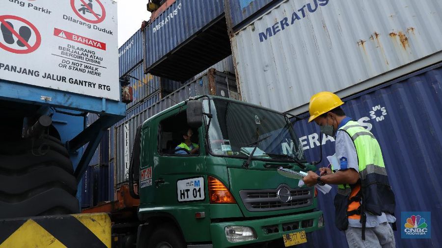 Pekerja melakukan pendataan bongkar muat kontainer peti kemas di Terminal 3 Tanjung Priok, Jakarta, Senin (22/11/2021). Pemulihan ekonomi global dari pandemi Covid - 19 dinilai lebih cepat dari yang diekspektasi banyak pihak. Sehingga produksi dan perdagangan melonjak signifikan yang membuat ketidakseimbangan pasar, yang berimbas pada kekurangan bahan baku dan kelangkaan kontainer.. (CNBC Indonesia/ Muhammad Tri Susilo)