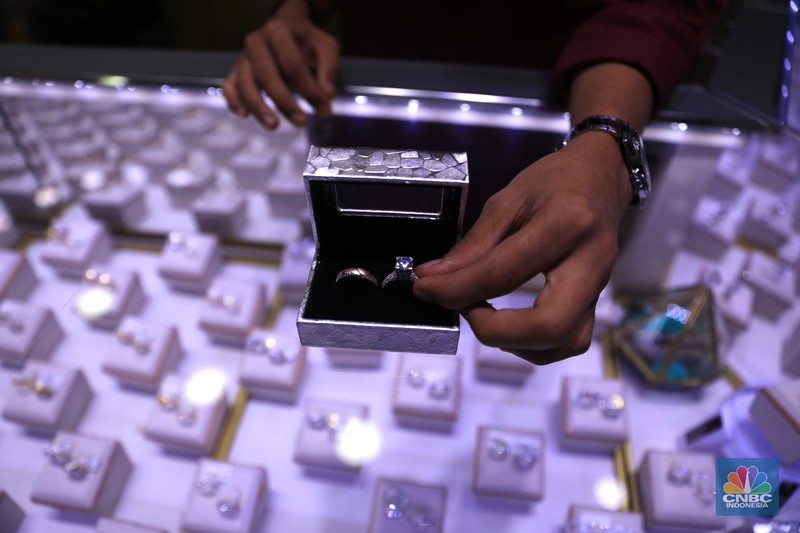 Petugas menunjukkan cincin perak di pasar mas Cikini, Senin, 22/11. Harga perak dunia turun pada perdagangan ini di tengah kebimbangan antara potensi inflasi yang lebih tinggi dan sikap The Fed yang menahan suku bunga. Harga perak di pasar spot tercatat US$ 15,0200/troy ons, turun 0,12% . Pantauan CNBC Indonesia di lokasi. Harga perak terpantau stabil Di toko Bukit Mas, harga perak dijual per-ring seharga Rp700 ribu. Di Toko Yossi berlian perak dijual per gram seharga Rp200 ribu.  (CNBC Indonesia/ Muhammad Sabki)