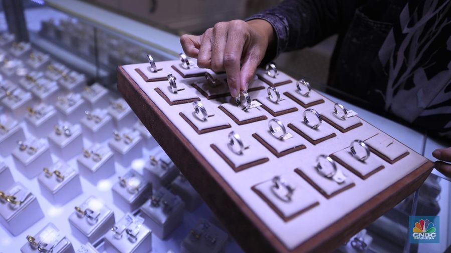 Petugas menunjukkan cincin perak di pasar mas Cikini, Senin, 22/11. Harga perak dunia turun pada perdagangan ini di tengah kebimbangan antara potensi inflasi yang lebih tinggi dan sikap The Fed yang menahan suku bunga. Harga perak di pasar spot tercatat US$ 15,0200/troy ons, turun 0,12% . Pantauan CNBC Indonesia di lokasi. Harga perak terpantau stabil Di toko Bukit Mas, harga perak dijual per-ring seharga Rp700 ribu. Di Toko Yossi berlian perak dijual per gram seharga Rp200 ribu.  (CNBC Indonesia/ Muhammad Sabki)