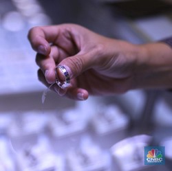 Anjlok Hampir 2%, Harga Perak Terendah dalam 3 Bulan