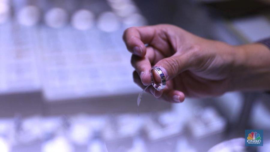 Petugas menunjukkan cincin perak di pasar mas Cikini, Senin, 22/11. Harga perak dunia turun pada perdagangan ini di tengah kebimbangan antara potensi inflasi yang lebih tinggi dan sikap The Fed yang menahan suku bunga. Harga perak di pasar spot tercatat US$ 15,0200/troy ons, turun 0,12% . Pantauan CNBC Indonesia di lokasi. Harga perak terpantau stabil Di toko Bukit Mas, harga perak dijual per-ring seharga Rp700 ribu. Di Toko Yossi berlian perak dijual per gram seharga Rp200 ribu.  (CNBC Indonesia/ Muhammad Sabki)