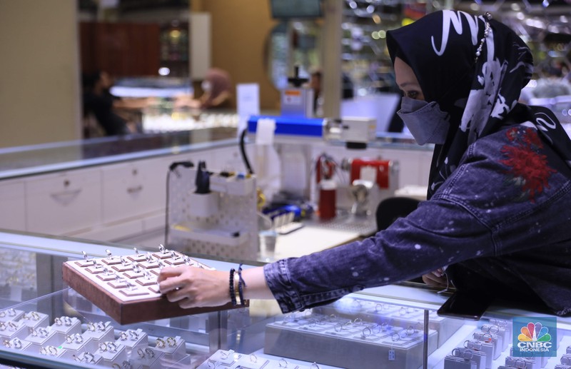 Petugas menunjukkan cincin perak di pasar mas Cikini, Senin, 22/11. Harga perak dunia turun pada perdagangan ini di tengah kebimbangan antara potensi inflasi yang lebih tinggi dan sikap The Fed yang menahan suku bunga. Harga perak di pasar spot tercatat US$ 15,0200/troy ons, turun 0,12% . Pantauan CNBC Indonesia di lokasi. Harga perak terpantau stabil Di toko Bukit Mas, harga perak dijual per-ring seharga Rp700 ribu. Di Toko Yossi berlian perak dijual per gram seharga Rp200 ribu.  (CNBC Indonesia/ Muhammad Sabki)