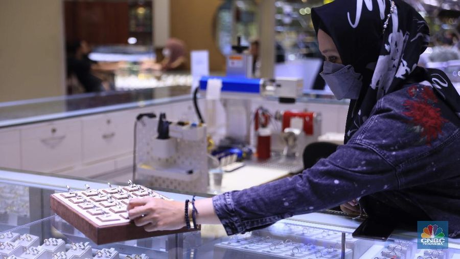Petugas menunjukkan cincin perak di pasar mas Cikini, Senin, 22/11. Harga perak dunia turun pada perdagangan ini di tengah kebimbangan antara potensi inflasi yang lebih tinggi dan sikap The Fed yang menahan suku bunga. Harga perak di pasar spot tercatat US$ 15,0200/troy ons, turun 0,12% . Pantauan CNBC Indonesia di lokasi. Harga perak terpantau stabil Di toko Bukit Mas, harga perak dijual per-ring seharga Rp700 ribu. Di Toko Yossi berlian perak dijual per gram seharga Rp200 ribu.  (CNBC Indonesia/ Muhammad Sabki)