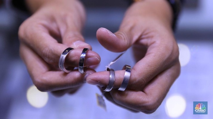 Petugas menunjukkan cincin perak di pasar mas Cikini, Senin, 22/11. Harga perak dunia turun pada perdagangan ini di tengah kebimbangan antara potensi inflasi yang lebih tinggi dan sikap The Fed yang menahan suku bunga. Harga perak di pasar spot tercatat US$ 15,0200/troy ons, turun 0,12% . Pantauan CNBC Indonesia di lokasi. Harga perak terpantau stabil Di toko Bukit Mas, harga perak dijual per-ring seharga Rp700 ribu. Di Toko Yossi berlian perak dijual per gram seharga Rp200 ribu.  (CNBC Indonesia/ Muhammad Sabki)