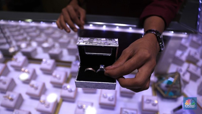 Petugas menunjukkan cincin perak di pasar mas Cikini, Senin, 22/11. Harga perak dunia turun pada perdagangan ini di tengah kebimbangan antara potensi inflasi yang lebih tinggi dan sikap The Fed yang menahan suku bunga. Harga perak di pasar spot tercatat US$ 15,0200/troy ons, turun 0,12% . Pantauan CNBC Indonesia di lokasi. Harga perak terpantau stabil Di toko Bukit Mas, harga perak dijual per-ring seharga Rp700 ribu. Di Toko Yossi berlian perak dijual per gram seharga Rp200 ribu.  (CNBC Indonesia/ Muhammad Sabki)