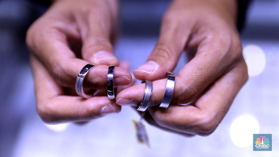 Petugas menunjukkan cincin perak di pasar mas Cikini, Senin, 22/11. Harga perak dunia turun pada perdagangan ini di tengah kebimbangan antara potensi inflasi yang lebih tinggi dan sikap The Fed yang menahan suku bunga. Harga perak di pasar spot tercatat US$ 15,0200/troy ons, turun 0,12% . Pantauan CNBC Indonesia di lokasi. Harga perak terpantau stabil Di toko Bukit Mas, harga perak dijual per-ring seharga Rp700 ribu. Di Toko Yossi berlian perak dijual per gram seharga Rp200 ribu.  (CNBC Indonesia/ Muhammad Sabki)