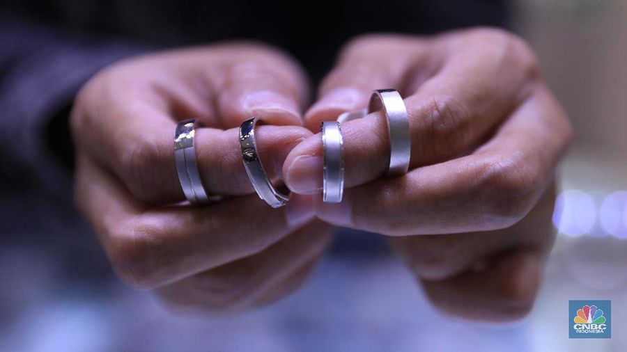 Petugas menunjukkan cincin perak di pasar mas Cikini, Senin, 22/11. Harga perak dunia turun pada perdagangan ini di tengah kebimbangan antara potensi inflasi yang lebih tinggi dan sikap The Fed yang menahan suku bunga. Harga perak di pasar spot tercatat US$ 15,0200/troy ons, turun 0,12% . Pantauan CNBC Indonesia di lokasi. Harga perak terpantau stabil Di toko Bukit Mas, harga perak dijual per-ring seharga Rp700 ribu. Di Toko Yossi berlian perak dijual per gram seharga Rp200 ribu.  (CNBC Indonesia/ Muhammad Sabki)