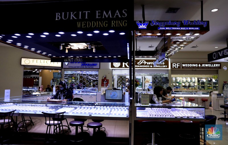 Petugas menunjukkan cincin perak di pasar mas Cikini, Senin, 22/11. Harga perak dunia turun pada perdagangan ini di tengah kebimbangan antara potensi inflasi yang lebih tinggi dan sikap The Fed yang menahan suku bunga. Harga perak di pasar spot tercatat US$ 15,0200/troy ons, turun 0,12% . Pantauan CNBC Indonesia di lokasi. Harga perak terpantau stabil Di toko Bukit Mas, harga perak dijual per-ring seharga Rp700 ribu. Di Toko Yossi berlian perak dijual per gram seharga Rp200 ribu.  (CNBC Indonesia/ Muhammad Sabki)