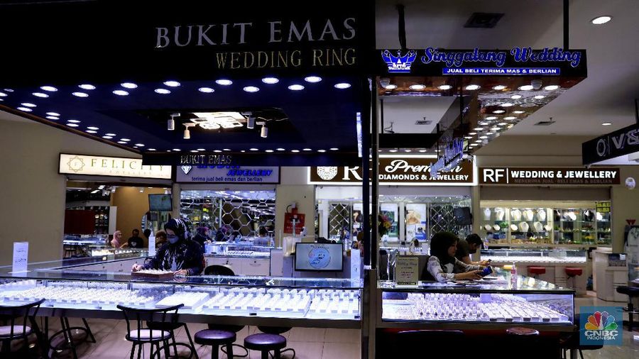 Petugas menunjukkan cincin perak di pasar mas Cikini, Senin, 22/11. Harga perak dunia turun pada perdagangan ini di tengah kebimbangan antara potensi inflasi yang lebih tinggi dan sikap The Fed yang menahan suku bunga. Harga perak di pasar spot tercatat US$ 15,0200/troy ons, turun 0,12% . Pantauan CNBC Indonesia di lokasi. Harga perak terpantau stabil Di toko Bukit Mas, harga perak dijual per-ring seharga Rp700 ribu. Di Toko Yossi berlian perak dijual per gram seharga Rp200 ribu.  (CNBC Indonesia/ Muhammad Sabki)