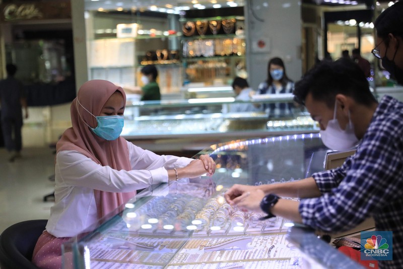 Petugas menunjukkan cincin perak di pasar mas Cikini, Senin, 22/11. Harga perak dunia turun pada perdagangan ini di tengah kebimbangan antara potensi inflasi yang lebih tinggi dan sikap The Fed yang menahan suku bunga. Harga perak di pasar spot tercatat US$ 15,0200/troy ons, turun 0,12% . Pantauan CNBC Indonesia di lokasi. Harga perak terpantau stabil Di toko Bukit Mas, harga perak dijual per-ring seharga Rp700 ribu. Di Toko Yossi berlian perak dijual per gram seharga Rp200 ribu.  (CNBC Indonesia/ Muhammad Sabki)