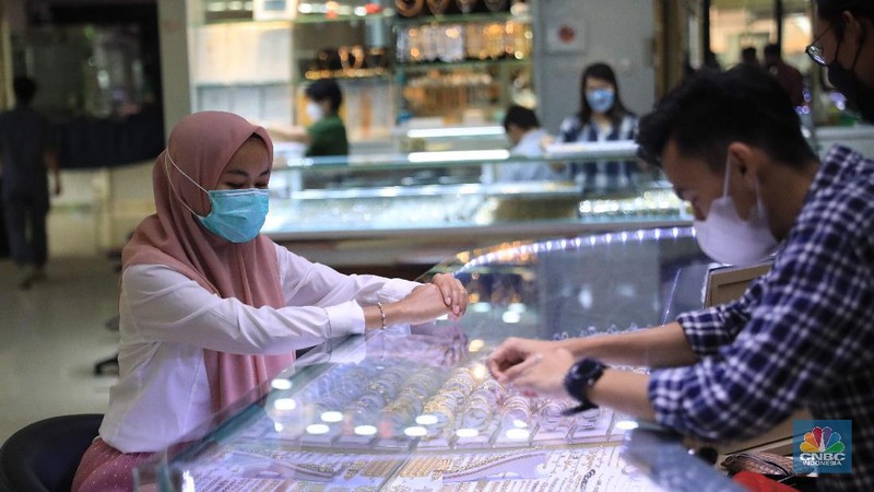 Petugas menunjukkan cincin perak di pasar mas Cikini, Senin, 22/11. Harga perak dunia turun pada perdagangan ini di tengah kebimbangan antara potensi inflasi yang lebih tinggi dan sikap The Fed yang menahan suku bunga. Harga perak di pasar spot tercatat US$ 15,0200/troy ons, turun 0,12% . Pantauan CNBC Indonesia di lokasi. Harga perak terpantau stabil Di toko Bukit Mas, harga perak dijual per-ring seharga Rp700 ribu. Di Toko Yossi berlian perak dijual per gram seharga Rp200 ribu.  (CNBC Indonesia/ Muhammad Sabki)