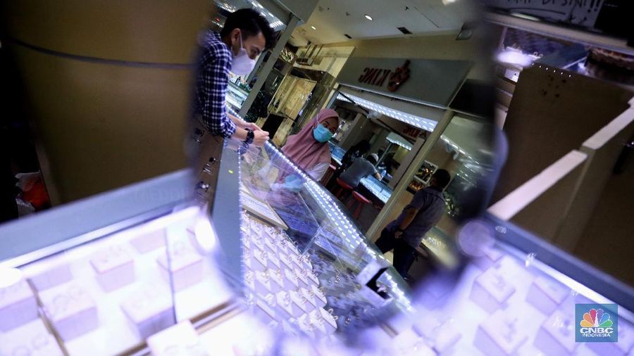 Petugas menunjukkan cincin perak di pasar mas Cikini, Senin, 22/11. Harga perak dunia turun pada perdagangan ini di tengah kebimbangan antara potensi inflasi yang lebih tinggi dan sikap The Fed yang menahan suku bunga. Harga perak di pasar spot tercatat US$ 15,0200/troy ons, turun 0,12% . Pantauan CNBC Indonesia di lokasi. Harga perak terpantau stabil Di toko Bukit Mas, harga perak dijual per-ring seharga Rp700 ribu. Di Toko Yossi berlian perak dijual per gram seharga Rp200 ribu.  (CNBC Indonesia/ Muhammad Sabki)
