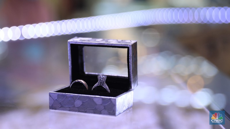 Petugas menunjukkan cincin perak di pasar mas Cikini, Senin, 22/11. Harga perak dunia turun pada perdagangan ini di tengah kebimbangan antara potensi inflasi yang lebih tinggi dan sikap The Fed yang menahan suku bunga. Harga perak di pasar spot tercatat US$ 15,0200/troy ons, turun 0,12% . Pantauan CNBC Indonesia di lokasi. Harga perak terpantau stabil Di toko Bukit Mas, harga perak dijual per-ring seharga Rp700 ribu. Di Toko Yossi berlian perak dijual per gram seharga Rp200 ribu.  (CNBC Indonesia/ Muhammad Sabki)
