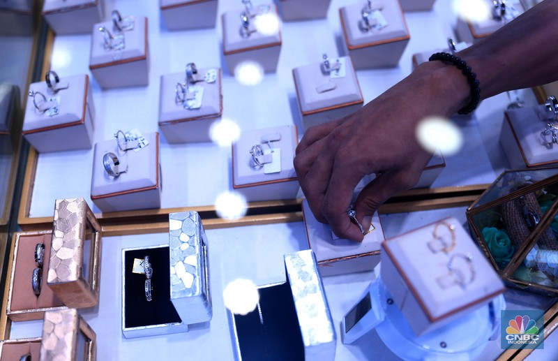 Petugas menunjukkan cincin perak di pasar mas Cikini, Senin, 22/11. Harga perak dunia turun pada perdagangan ini di tengah kebimbangan antara potensi inflasi yang lebih tinggi dan sikap The Fed yang menahan suku bunga. Harga perak di pasar spot tercatat US$ 15,0200/troy ons, turun 0,12% . Pantauan CNBC Indonesia di lokasi. Harga perak terpantau stabil Di toko Bukit Mas, harga perak dijual per-ring seharga Rp700 ribu. Di Toko Yossi berlian perak dijual per gram seharga Rp200 ribu.  (CNBC Indonesia/ Muhammad Sabki)