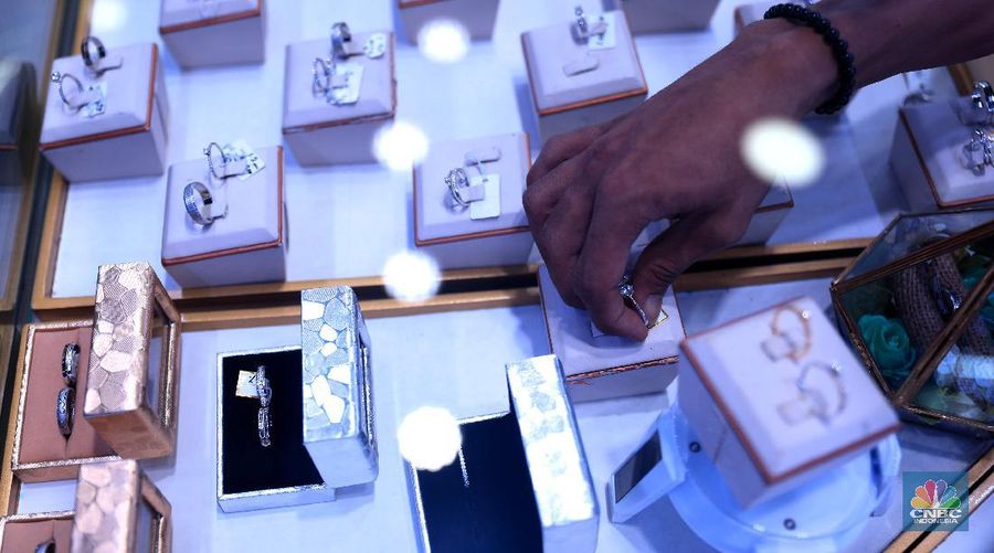 Petugas menunjukkan cincin perak di pasar mas Cikini, Senin, 22/11. Harga perak dunia turun pada perdagangan ini di tengah kebimbangan antara potensi inflasi yang lebih tinggi dan sikap The Fed yang menahan suku bunga. Harga perak di pasar spot tercatat US$ 15,0200/troy ons, turun 0,12% . Pantauan CNBC Indonesia di lokasi. Harga perak terpantau stabil Di toko Bukit Mas, harga perak dijual per-ring seharga Rp700 ribu. Di Toko Yossi berlian perak dijual per gram seharga Rp200 ribu.  (CNBC Indonesia/ Muhammad Sabki)