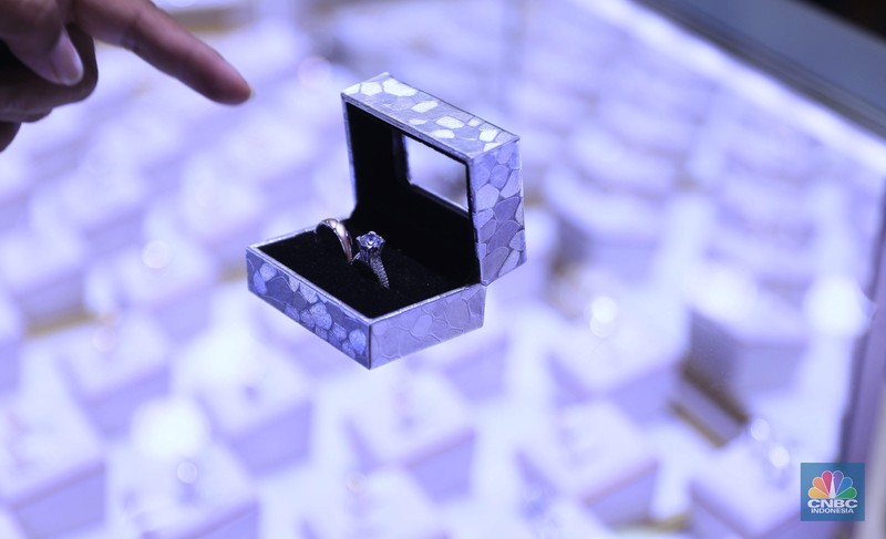 Petugas menunjukkan cincin perak di pasar mas Cikini, Senin, 22/11. Harga perak dunia turun pada perdagangan ini di tengah kebimbangan antara potensi inflasi yang lebih tinggi dan sikap The Fed yang menahan suku bunga. Harga perak di pasar spot tercatat US$ 15,0200/troy ons, turun 0,12% . Pantauan CNBC Indonesia di lokasi. Harga perak terpantau stabil Di toko Bukit Mas, harga perak dijual per-ring seharga Rp700 ribu. Di Toko Yossi berlian perak dijual per gram seharga Rp200 ribu.  (CNBC Indonesia/ Muhammad Sabki)