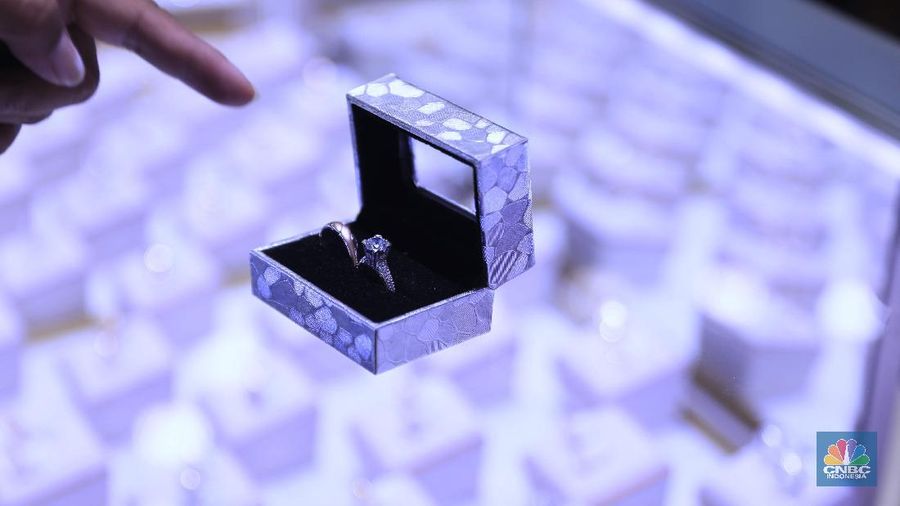 Petugas menunjukkan cincin perak di pasar mas Cikini, Senin, 22/11. Harga perak dunia turun pada perdagangan ini di tengah kebimbangan antara potensi inflasi yang lebih tinggi dan sikap The Fed yang menahan suku bunga. Harga perak di pasar spot tercatat US$ 15,0200/troy ons, turun 0,12% . Pantauan CNBC Indonesia di lokasi. Harga perak terpantau stabil Di toko Bukit Mas, harga perak dijual per-ring seharga Rp700 ribu. Di Toko Yossi berlian perak dijual per gram seharga Rp200 ribu.  (CNBC Indonesia/ Muhammad Sabki)