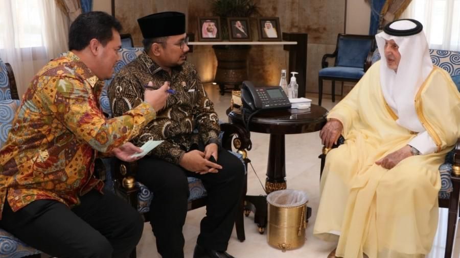 Menag Yaqut bertemu Gubernur Makkah Khalid bin Faisal, di Makkah, Minggu (21/11/2021). (Dok. Humas Kemenag)