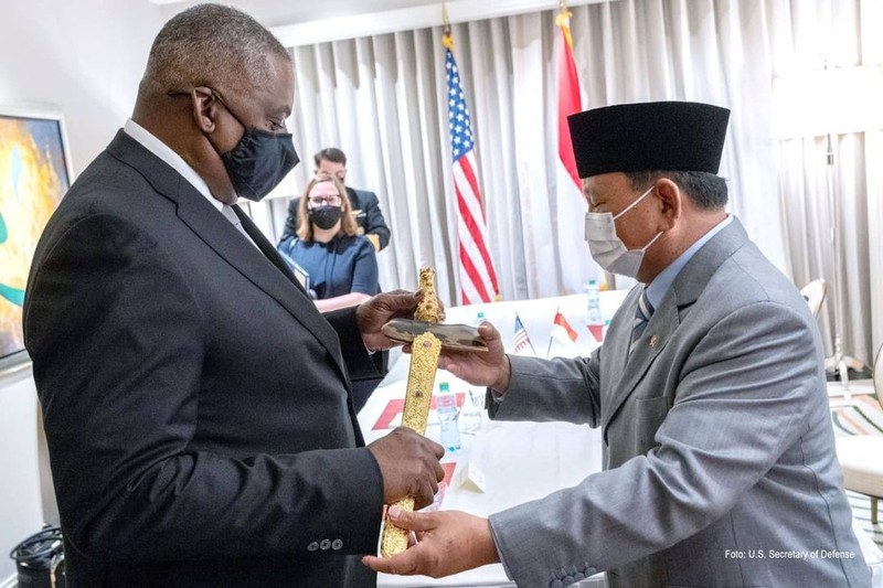 Menteri Pertahanan Prabowo Subianto bertemu Menteri Pertahanan Amerika Serikat (AS) Lloyd Austin di sela kegiatan kedua Menhan menghadiri the 17th International Institute for Strategic Studies (IISS) Manama Dialogue 2021 di Bahrain. (Dok U.S Secretary of Defense)