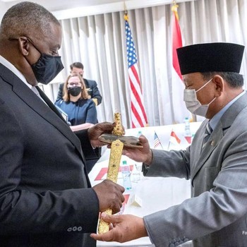 Momen-momen Keakraban Prabowo dengan Bos Pentagon di Bahrain