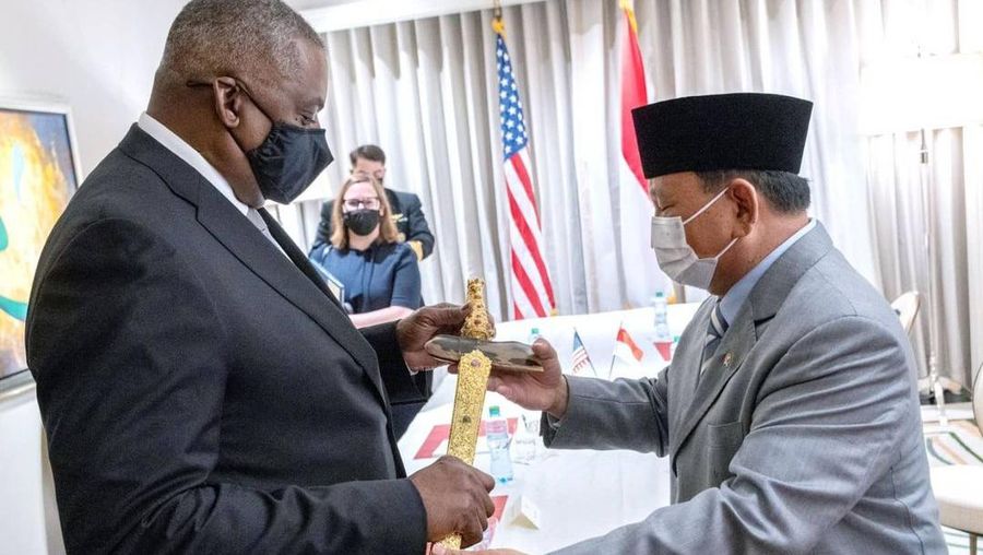 Menteri Pertahanan Prabowo Subianto bertemu Menteri Pertahanan Amerika Serikat (AS) Lloyd Austin di sela kegiatan kedua Menhan menghadiri the 17th International Institute for Strategic Studies (IISS) Manama Dialogue 2021 di Bahrain. (Dok U.S Secretary of Defense)